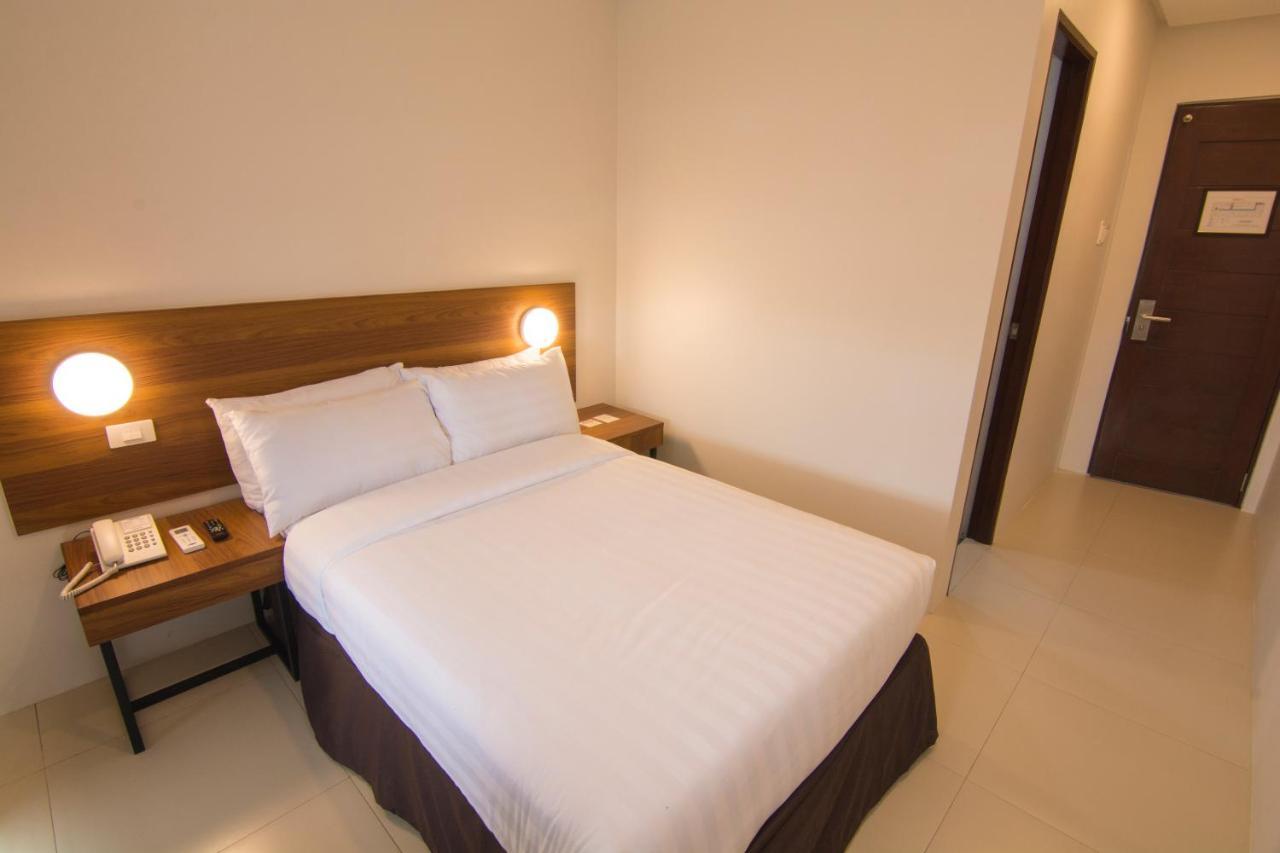 Mango Suites Cauayan Esterno foto